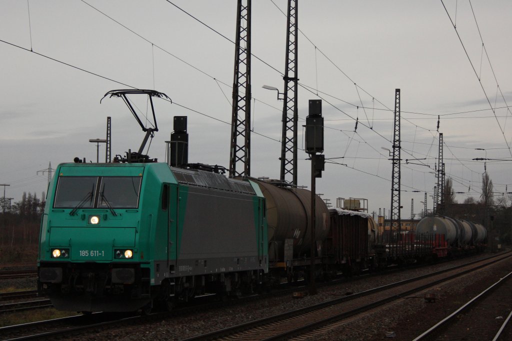 Schenker Mietlok 185 611-1 am 4.12.11 mit einem gemischten Gterzug bei der Durchfahrt durch Duisburg-Bissingheim.