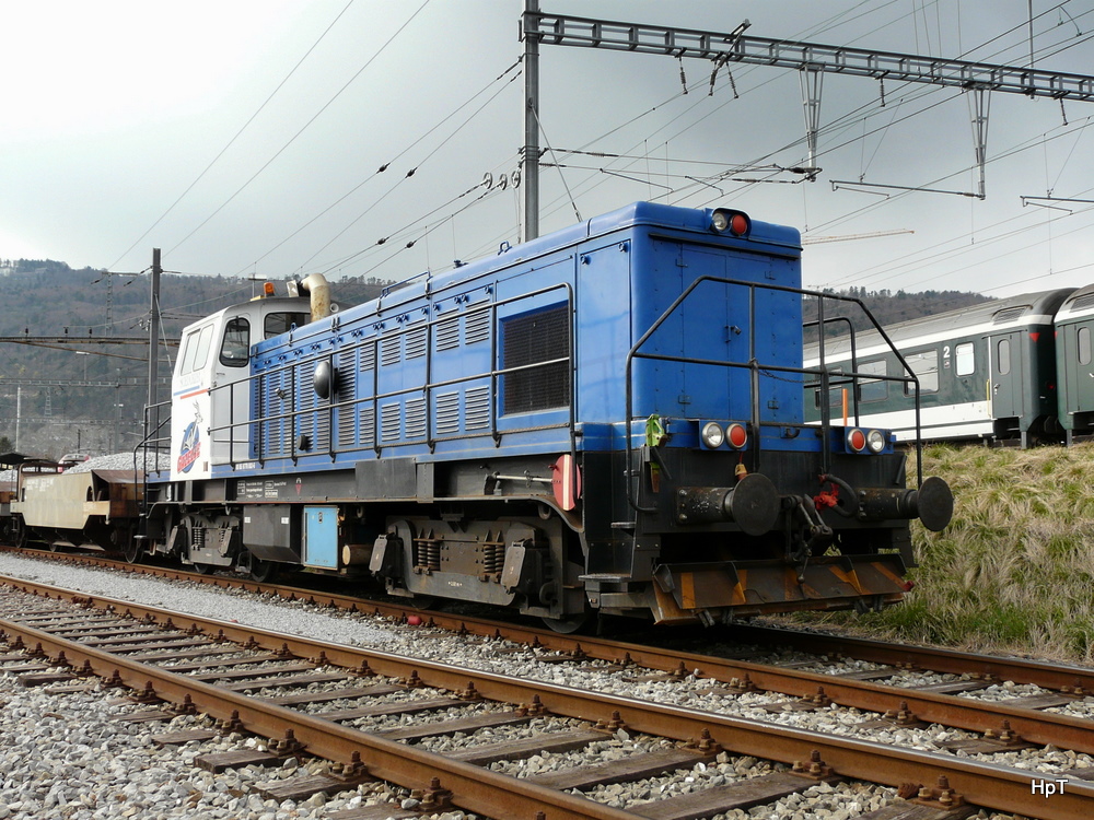 Scheuchzer Gleisbau - Em 4/4  80 85 977 0 002-6 (ex SNCF) im Bahnhof Biel am 26.03.2011