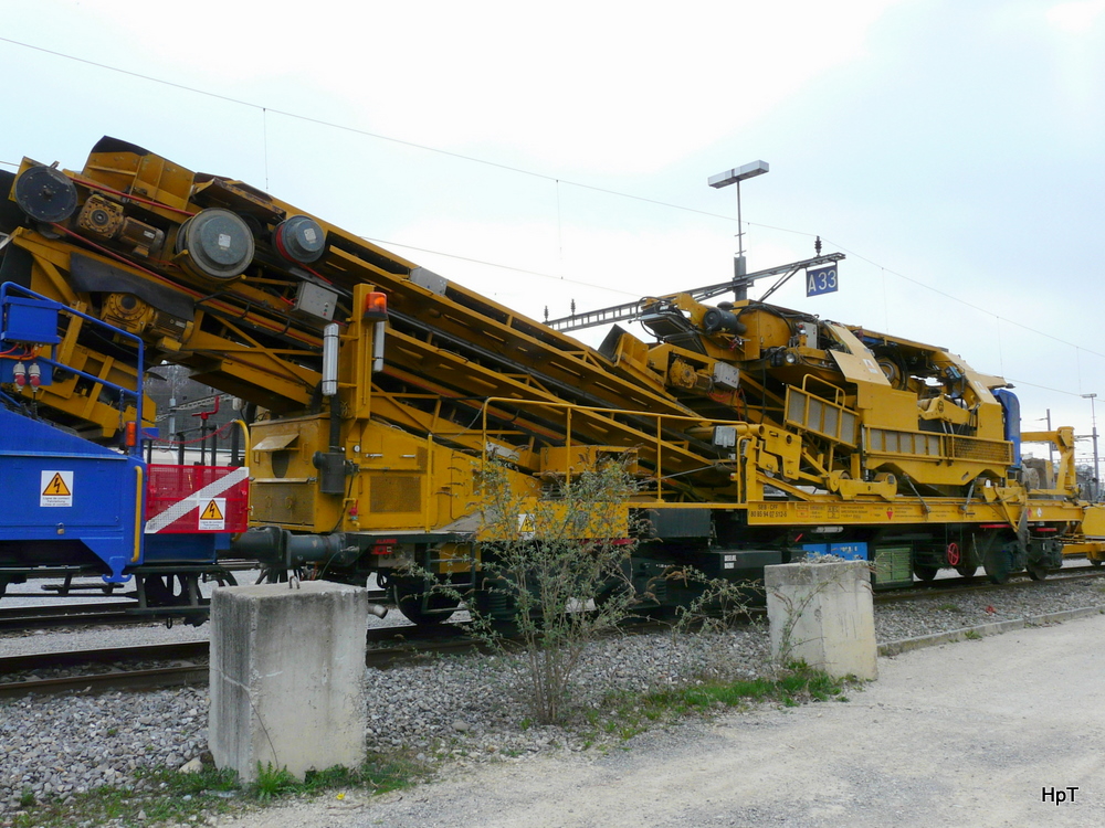 Scheuchzer Gleisbau - Spezialwagen f�r den Geleisebau  V 80 85 94 07 512-2 im G�terbahnhof von Biel am 26.03.2011
