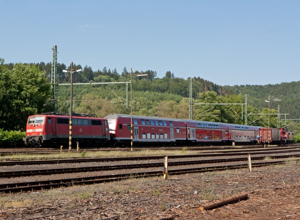 Scheuerfeld/Sieg am 30.05.2011: RE 09 Rhein-Sieg-Express (Aachen-Kln-Siegen) fhrt mit Zug-und Schublok Richtung Betzdorf. Auf dem WEBA-Gleis rangiert Westerwaldbahn Lok 7 (DH 1004).