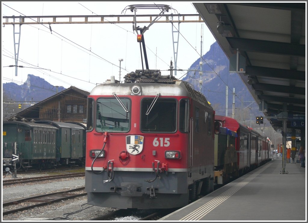 Schiebedienst nach Davos? Es sieht nur so aus, Ge 4/4 II 615  Klosters  wartet auf die Abfahrt des RE 1049. (18.03.2010)