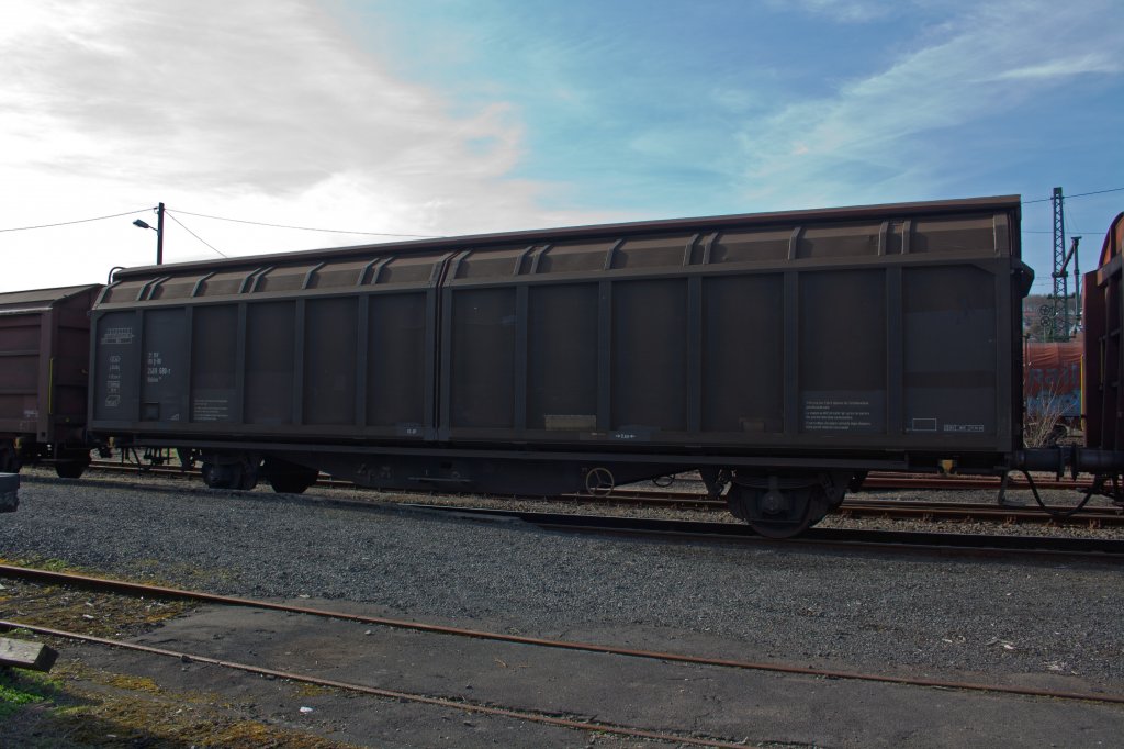 Schiebewandwagen mit zwei Radstzen, ohne Trennwandsystem (Hbbins 306) am 24.03.2011 in Betzdorf-Scheuerfeld.
