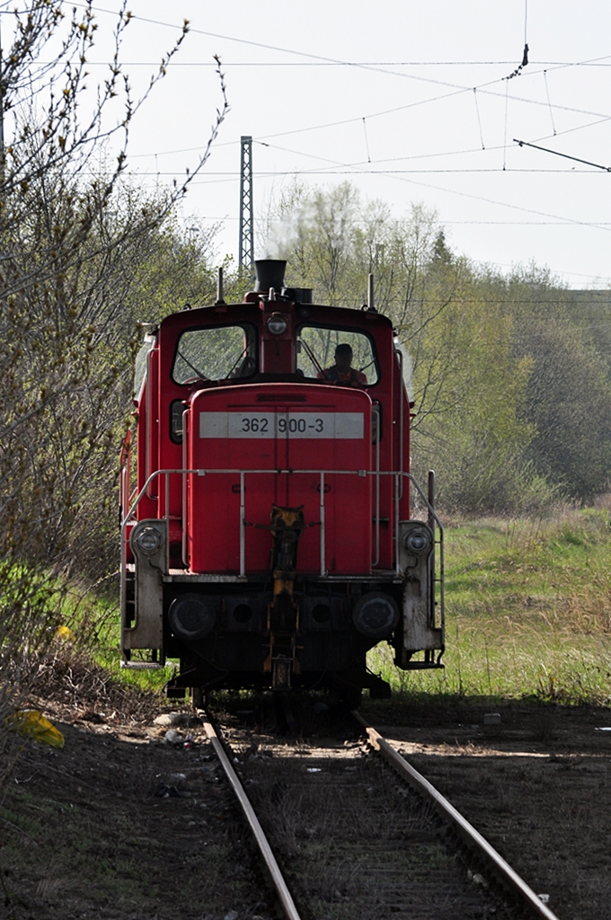 Schienen putzen, auffrischen Ortskenntnis, Fahrwegsprfung - egal 362 900 hat sich weit raus gewagt auf dem alten Ausziehgleis von der Bahnsteiggruppe des Bf Stralsund am 26.04.2010