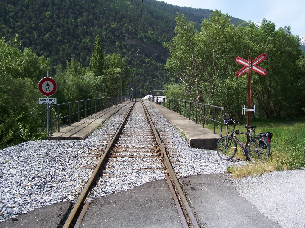 Schienenauszug an einem Werksgleisanschluss bei Steg im Wallis (24.05.2009).
Der Rhone-Radweg zwischen Visp und Leuk kreuzt den Werksgleisanschluss mit dieser  Schienenbesonderheit .