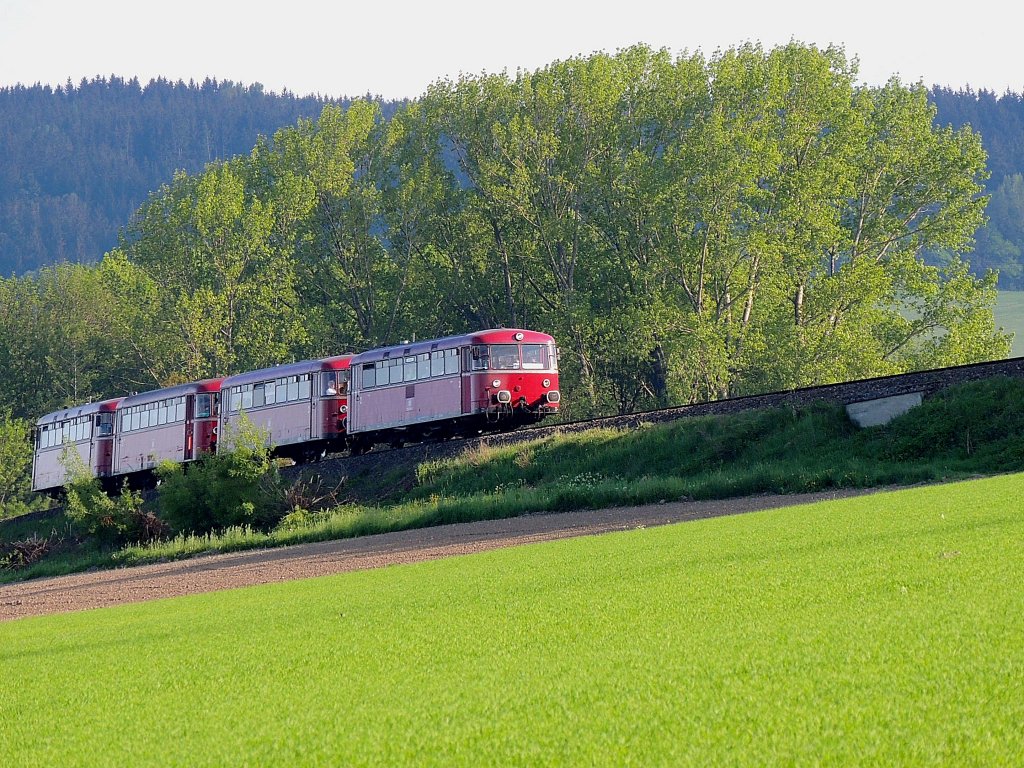 Schienenbus 798-776-1 der PassauerEisenbahnFreunde befindet sich als SR20042 auf der Hausruckbahn wieder Richtung Heimat; 130509
