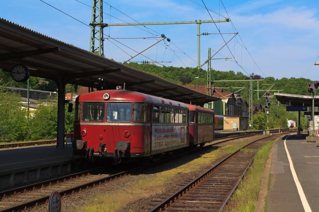 Schienenbus 798 818-1 (Pfalzbahn) mit Beiwagen 998 880-9 steht im Bahnhof Betzdorf/Sieg am 08.05.2011. Die Oberhessischen Eisenbahnfreunde fuhren spter Sonderverkehr fr die Hellertalbahn, anlsslich des Kreisheimattages vom (Landkreis Altenkirchen/Ww) in Betzdorf.