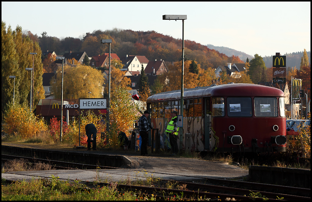 Schienenbus-Beiwagen im ehemaligen  Bahnhof  Hemer. Nebenbei wurde der Grill angeschmissen.... (31.10.2010)