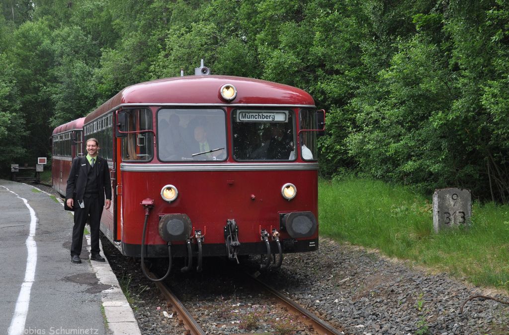 Schienenbus des DDM am 03.06.2012 anl�sslich des 125 j�hrigen Bestehens der Strecke M�nchberg-Helmbrechts am heutigen Endbahnhof in Helmbrechts. Fr�her ging es hier noch weiter nach Selbitz. Man beachte den Kilometerstein