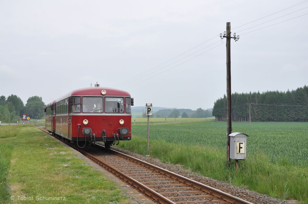 Schienenbus des DDM anl�sslich des 125 j�hrigen Bestehens der Strecke M�nchberg - Helmbrechts am 03.06.2012 am Haltepunkt Hildbrandsgr�n als Planleistung