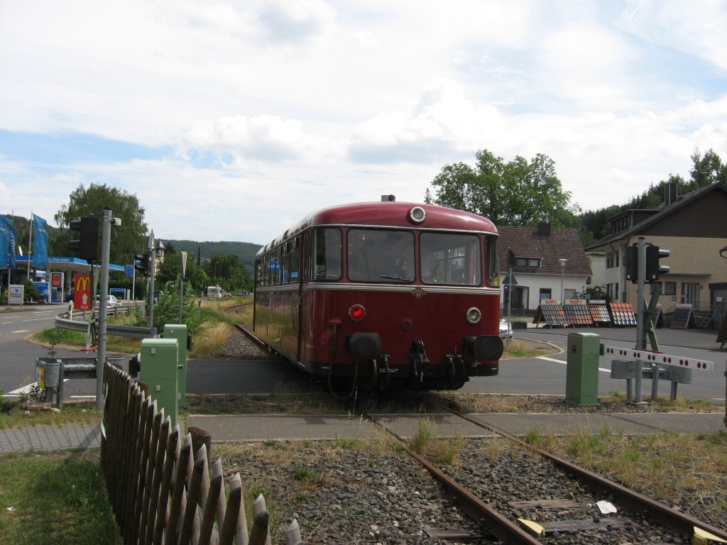 Schienenbus der Oleftalbahn am 30.07.2006 bei der Eoinfahrt in den Bahnhof Schleiden