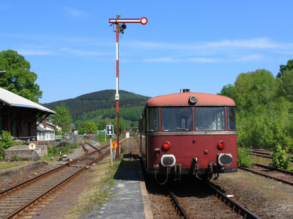 Schienenbus (VT 98) 798 818-1 (der Pfalzbahn) mit Beiwagen (VB98) 998 880-9 am 08.05.2011 fhrt, zum Gleiswechsel vom Bahnhof Herdorf vor zum Stellwerk Herdorf Ost. Die Oberhessischen Eisenbahnfreunde fuhren Sonderverkehr fr die Hellertalbahn zwischen Herdorf und Betzdorf/Sieg. 