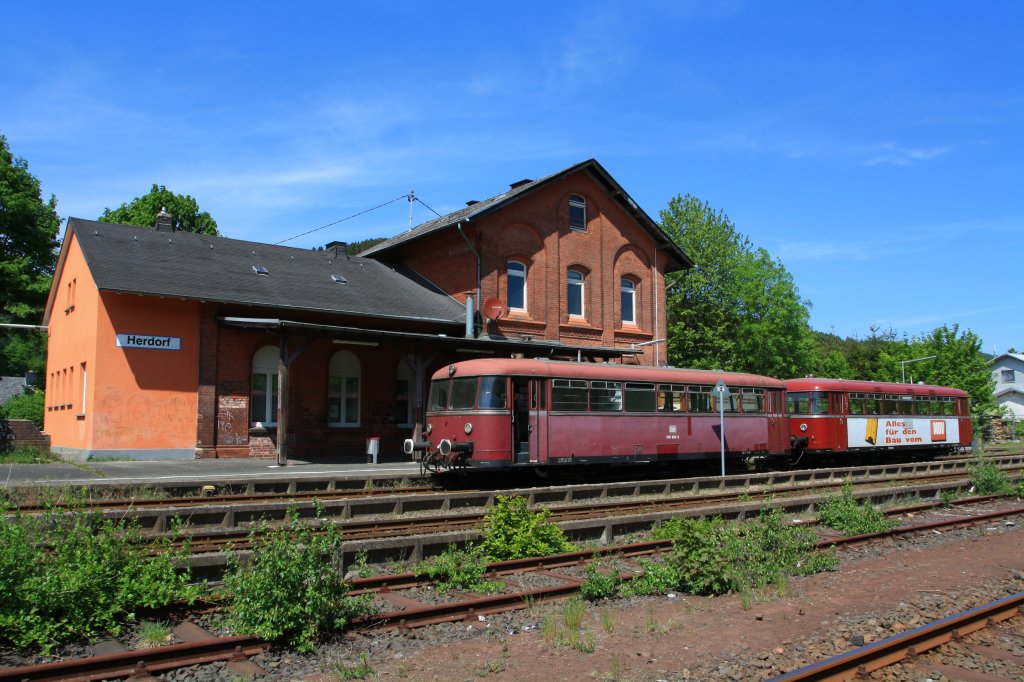Schienenbus (VT 98) 798 818-1 (der Pfalzbahn) mit Beiwagen (VB98) 998 880-9 steht Abfahrtbereit am 08.05.2011 im Bahnhof Herdorf. Die Oberhessischen Eisenbahnfreunde fuhren Sonderverkehr fr die Hellertalbahn zwischen Herdorf und Betzdorf/Sieg.