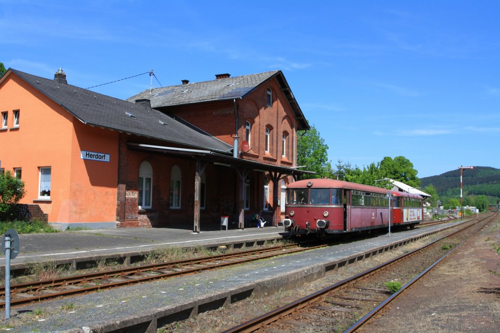 Schienenbus (VT 98) 798 818-1 (der Pfalzbahn) mit Beiwagen (VB98) 998 880-9 steht Abfahrtbereit am 08.05.2011 im Bahnhof Herdorf. Die Oberhessischen Eisenbahnfreunde fuhren Sonderverkehr fr die Hellertalbahn zwischen Herdorf und Betzdorf/Sieg.