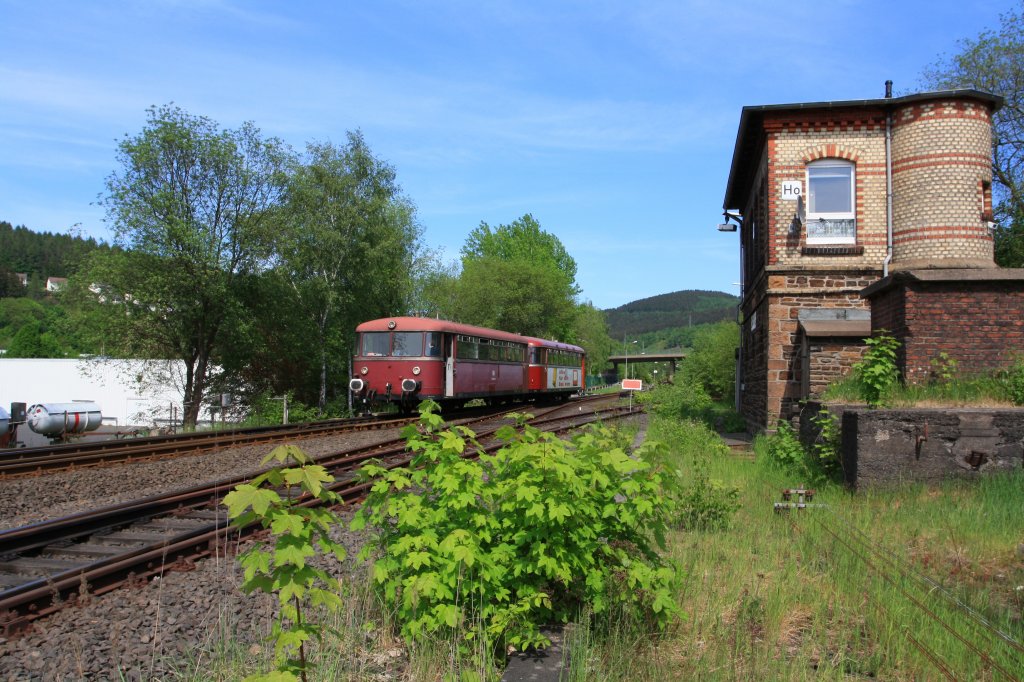 Schienenbus (VT 98) 798 818-1 (der Pfalzbahn) mit Beiwagen (VB98) 998 880-9 am 08.05.2011 in Herdorf vorm Stellwerk Herdorf Ost. Er hat das Gleis gewechselt und fhrt wieder zum Bahnhof Herdorf auf Gleis 1. 