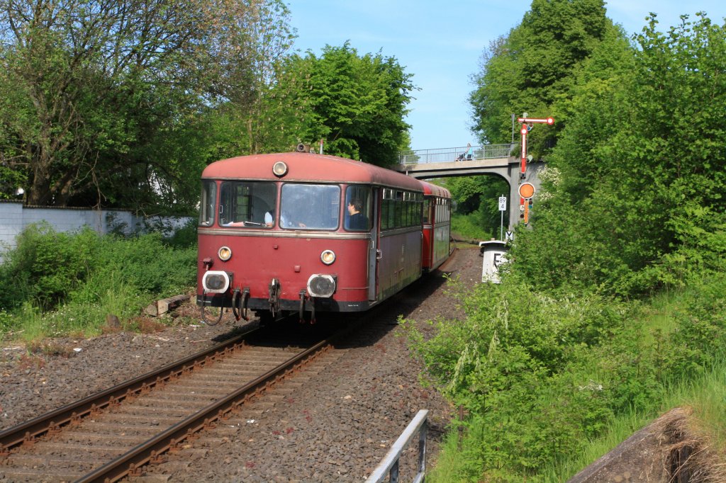 Schienenbus (VT 98) 798 818-1 (der Pfalzbahn) mit Beiwagen (VB98) 998 880-9 am 08.05.2011 in Herdorf kurz nach der Brcke Homscheidstrae. Sie kommt vom Bahnhof Herdorfund Fhrt nach Betzdorf.