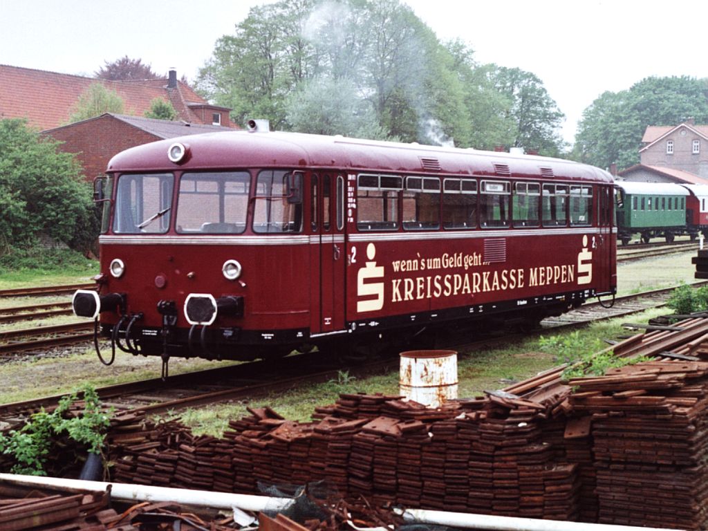 Schienenbus VT01 (ex-DB 798 796-0) der Eisenbahnfreunde Hasetal auf Bahnhof Haselnne am 29-4-2000. Bild und scan: Date Jan de Vries. 