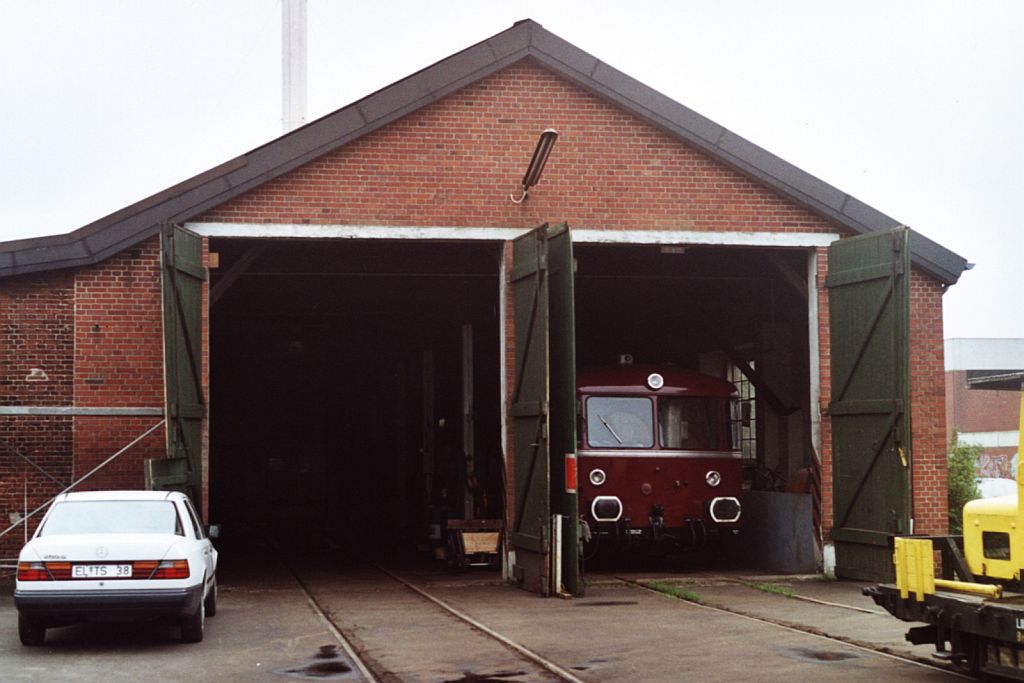 Schienenbus VT01 (ex-DB 798 796-0) der Eisenbahnfreunde Hasetal in dem Bahnbetriebswerke Haselnne am 29-4-2000. Bild und scan: Date Jan de Vries.