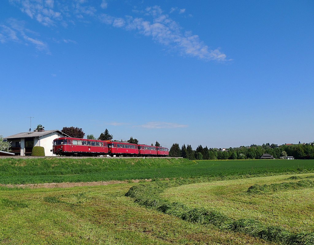 Schienenbusgarnitur der PassauerEisenbahnFreunde fhrt als SR 20039 auf der Hausruckbahn seinem Ziel Bad-Ischl entgegen; 130509