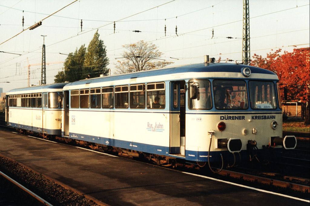 Schienenbusse 202 und 252 der Drener Kreisbahn mit Nahverkehrszug Dren-Jlich auf Bahnhof Dren am 29-10-1993. Bild und scan: Date Jan de Vries. 