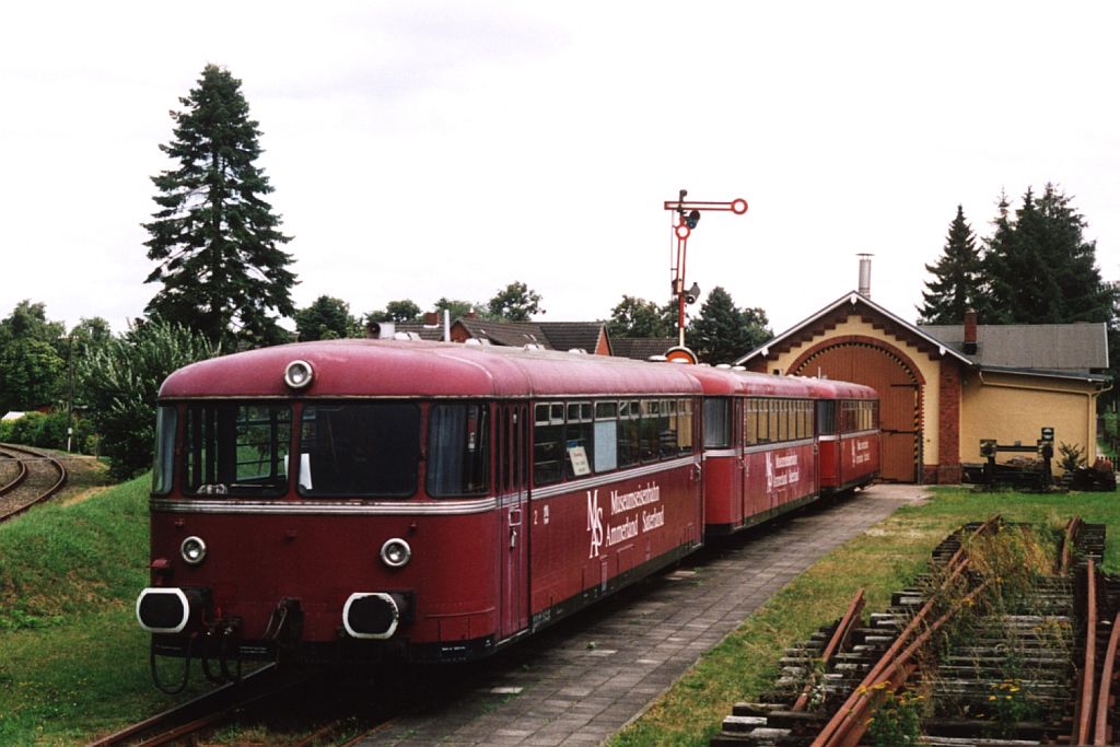 Schienenbusse 798 699, 996 304 and 998 822 der Museumseisenbahn Ammerland-Saterland auf Museumsbahnhof Ocholt am 19-8-2004. Bild und scan: Date Jan de Vries. 