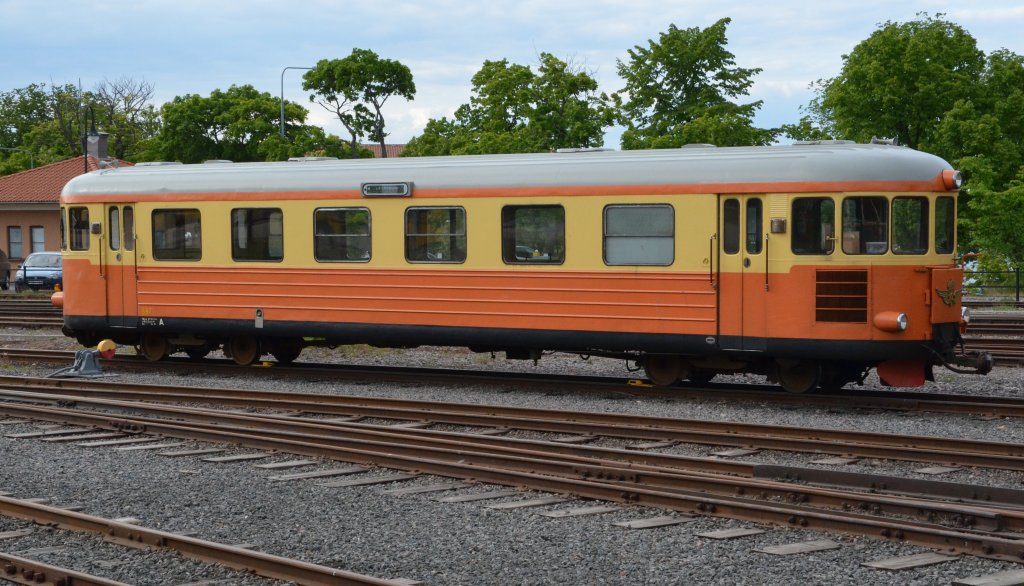 Schienenbusse aus den 50er Jahren. Diese Schmalspurbahn verkehrt im Sommer auf der 71 km Strecke zwischen Hultsfred-Vstervik . Sie ist die erste Bahn, die unter Denkmalschutz gestellt ist. Die Spurweite ist 891 mm. Gesehen im Bahnhof Vstervik am 30.05.2012.

