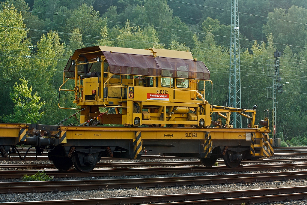 Schienenladeeinheit (Rutschenwagen) Schweres Nebenfahrzeug Nr. 97 30 05 413 57-8 der DB Bahnbau abgestellt am 22.08.2011 in Betzdorf/Sieg.