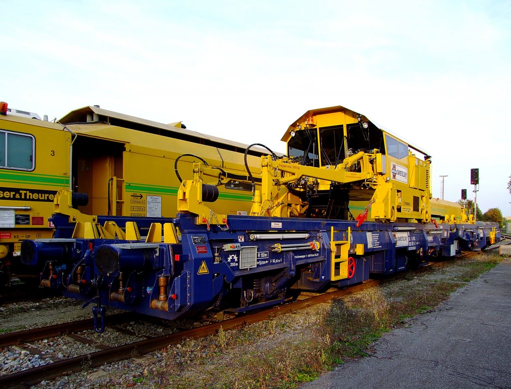Schienenladezug 40.61 (99819351001-8) bestehend aus Rutschenwagen 1 mit Schienenmanipulator & RW2 warten am Bhf. Ried auf ihren Einsatz;111005
