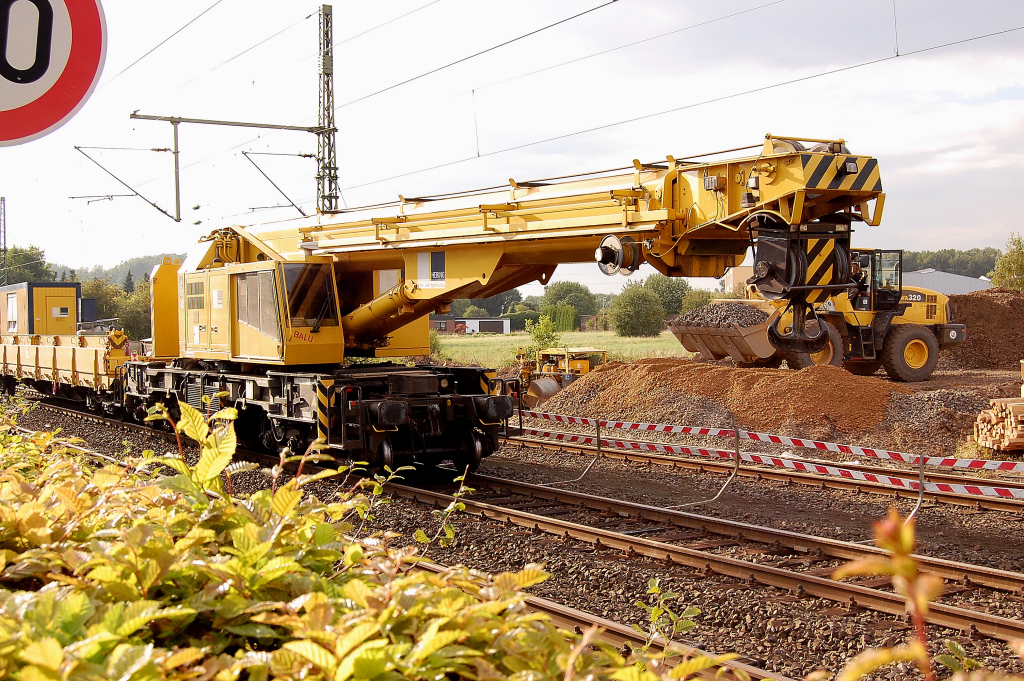 Schienenlegerkran  Balu  der Firma Schweerbau in Kleinenbroich, hier werden Weichen und Gleise ausgetauscht. Darum gilt der regulre Fahrplan gerade nicht.8.9.2010