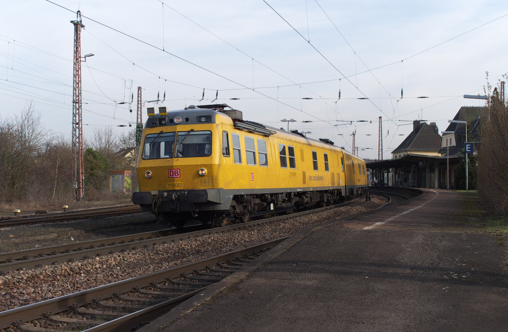 Schienenprfzug 719 001 durchfuhr am 05.03.2013 den Hauptbahnhof Saarlouis in Richtung Dillingen.
KBS 685