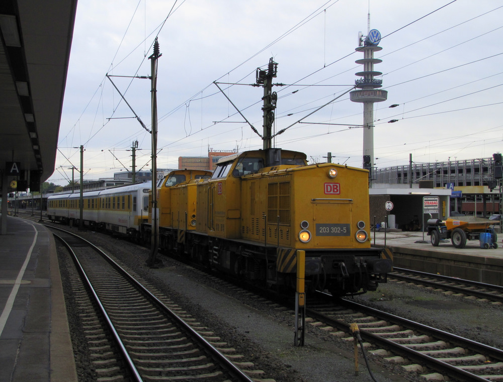 Schienenprfzug am 22.10.2010 in Hannover Hbf. Als Dieselloks dienen die beiden Baureihen 203. Um es genau zu nehmen: 203 302 und 203 301. 