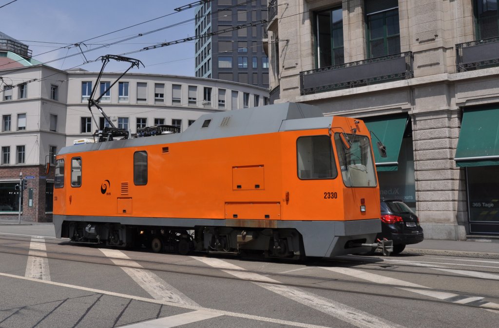 Schienenreinigungsfahrzeug mit der Betriebsnummer 2330 fährt Richtung