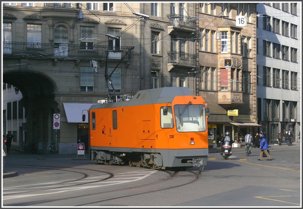 Schienenreinigungswagen 2330 der BVB bei der Schifflnde in Basel. (01.03.2010)