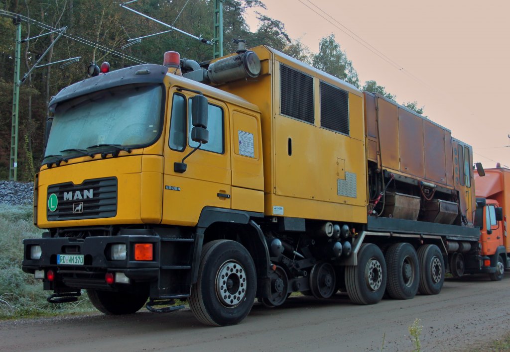 Schienenschleif-Zweiwegefahrzeug MAN 26.364 am Morgen des 21.10.2011 am Buschtunnel in Aachen.