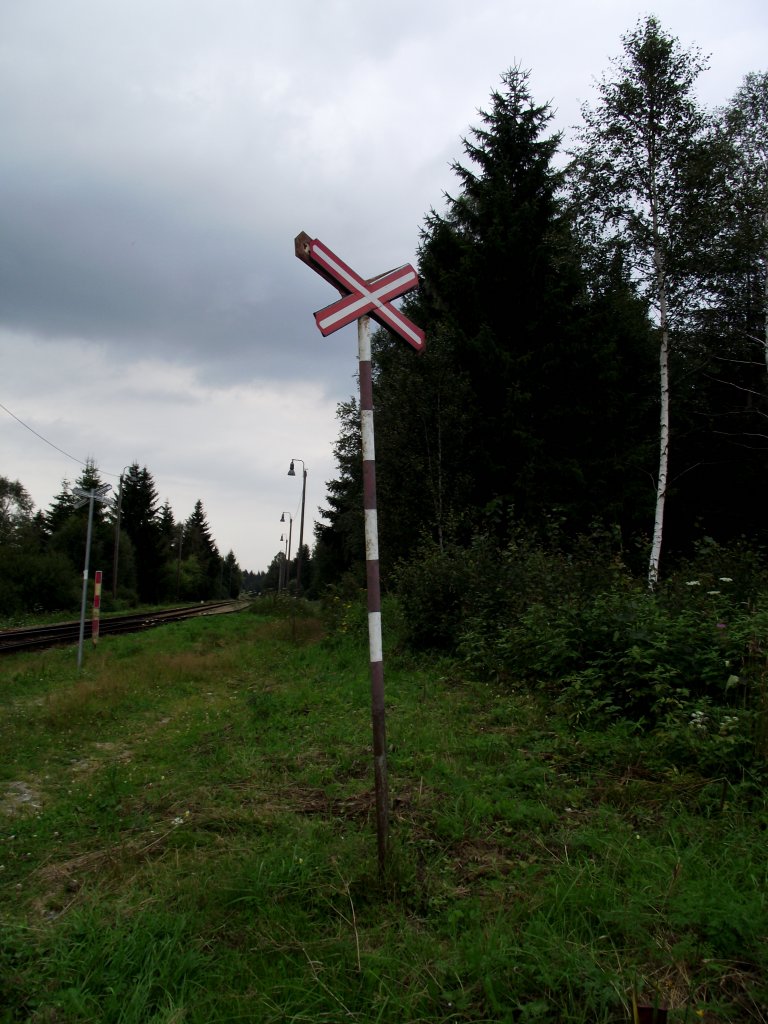 Schienenbergangsschild steht am 10.08.12 in Haidmhle 