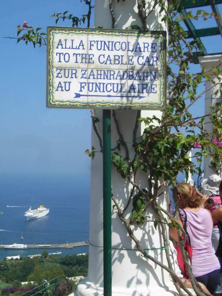 Schienenverkehr auf Capri.
Hier geht es zur Zahnradbahn, die gar keine ist.
Funicolare ist hier falsch bersetzt. Tatschlich handelt es sich um eine Standseilbahn.

2010-08-27 Capri