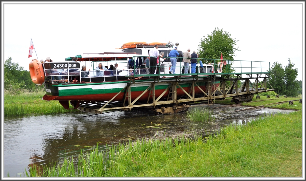 Schiff auf Talfahrt. Der Rollwagen steht im oberen Teil unter Wasser, das Schiff fhrt auf den Wagen, der langsam aus dem Wasser steigt und ber eine Kuppe talwrts rollt. Unten angekommen taucht der Rollwagen wieder unter Wasser, bis das Schiff wieder frei ist. (06.06.2012)