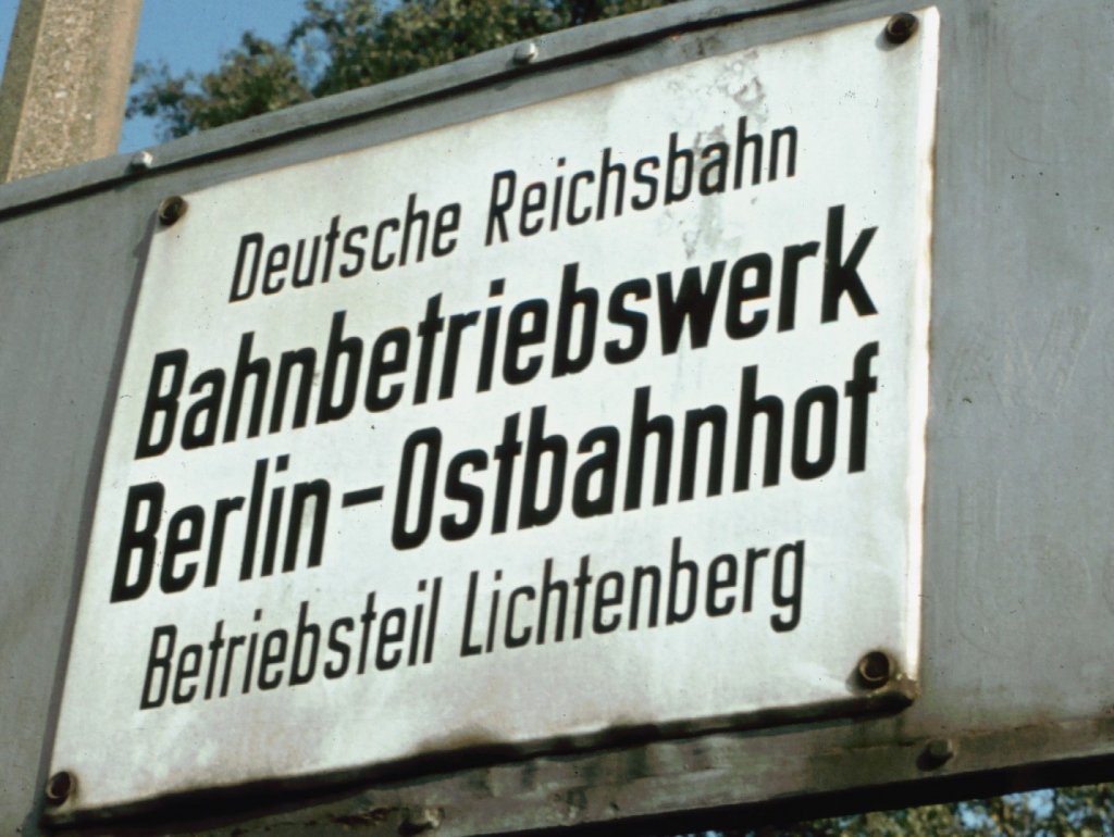 Schild am Eingang des Bw Berlin-Lichtenberg 1975. Wenige Schritte weiter sa der Pfrtner. Alles streng bewacht, weil da auch der Regierungszug stand, schon die Frage ob man mal zur Lokleitung drfe war damals verwerflich...