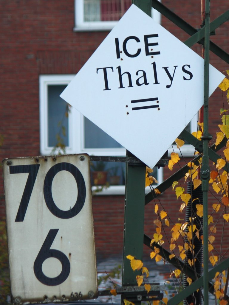 Schild am Fu� der Aachener S�drampe am Hbf, die die Triebwagenf�hrer von ICE und Thalys auf den Systemwechsel hinweist. (22.11.2011)