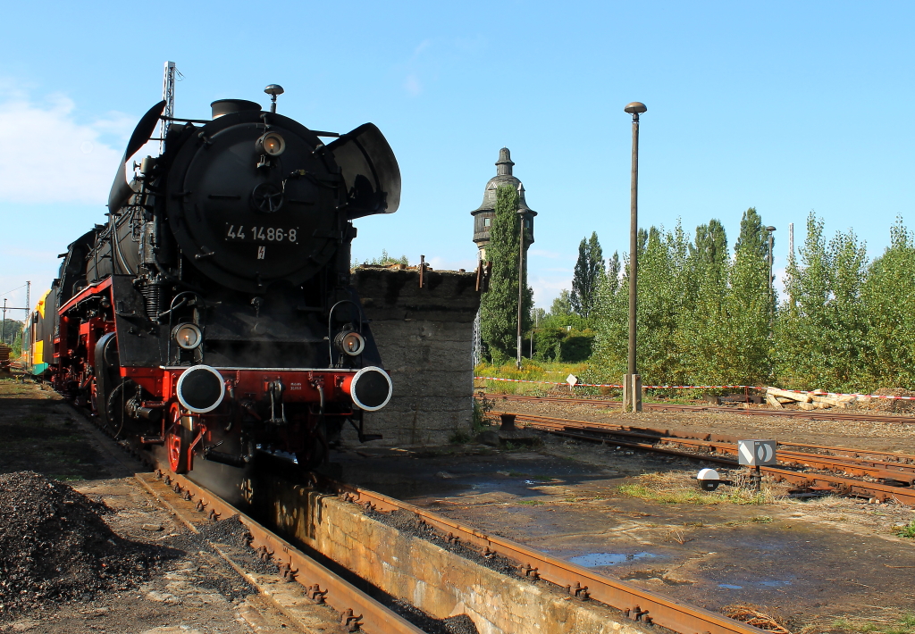 Schlacke, Wasserturm, Auschlackgrube und soweiter, die 41 1486-8 der Eisenbahnfreunde Stafurt e. V.zu Gast beim 9.Eisenbahnfest im Bw Berlin-Schneweide am 08.09.2012.