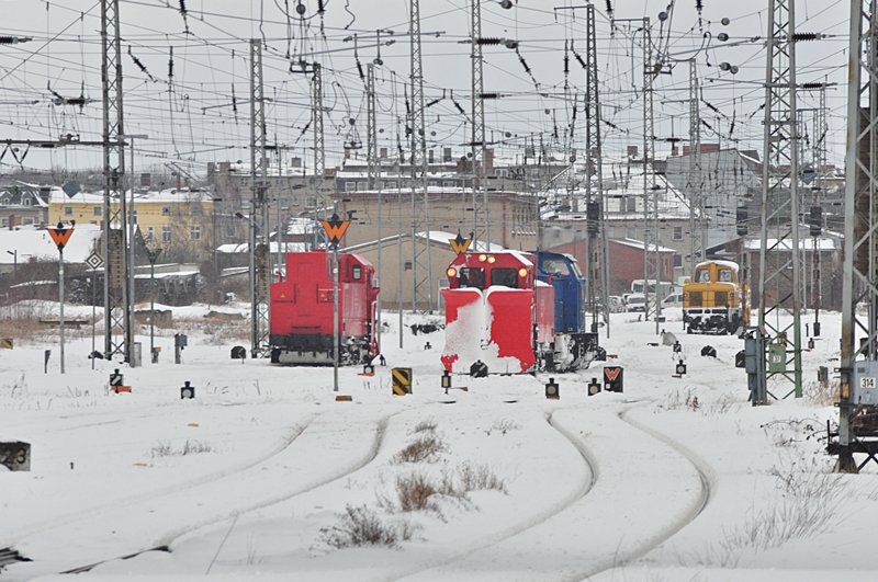  Schlackenscheide Neune kann fahren  PRESS 203 011 rangiert mit ihrem Schneepflug im Bf Stralsund am 03.02.2010