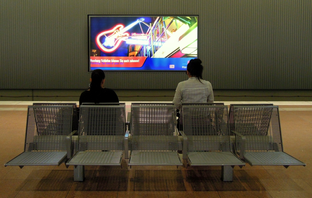  Schlafen knnen Sie auch zuhause : Szene im unterirdischen S-Bahnhof des Hamburger Flughafens - etwas grospurig  Hamburg-Airport  genannt. 29.8.2012  