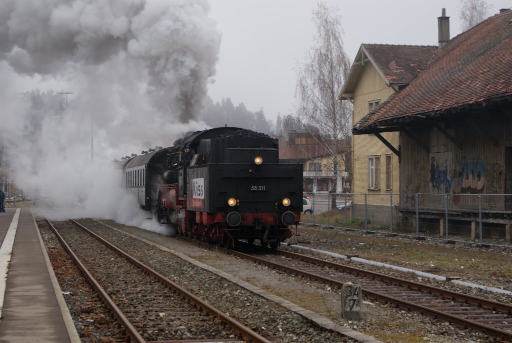 Schlepptenderlok 58 311 der Ulmer Eisenbahnfreunden(Baujahr 1921) am 08.11.09 im Mnsingen Bahnhof. Abfahrt um 13.30 nach Schelklingen durch das Schandental.