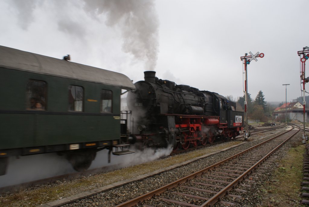 Schlepptenderlok 58 311 der Ulmer Eisenbahnfreunden(Baujahr 1921) am 08.11.09 im Mnsingen Bahnhof. Abfahrt um 13.30 nach Schelklingen durch das Schandental.