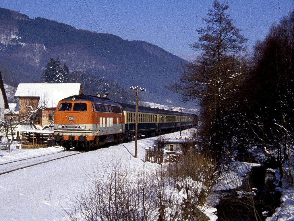 Schlersonderzug nach Winterberg bei Wulmeringhausen am 22.02.1991 mit 218 140.
