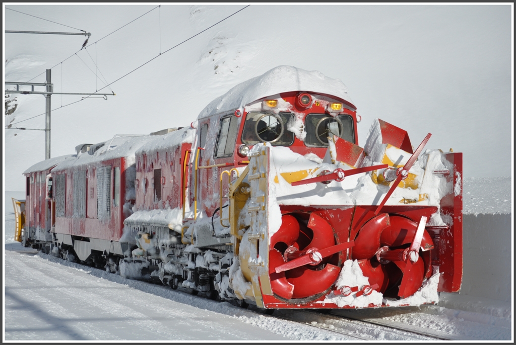 Schleuder und Spurpflug mit der Hgm 4/4 61 auf dem Oberalppass. (10.01.2012)