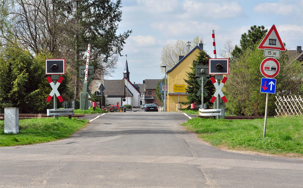Schlicht, einfach, unspektakulr ... ein lndlicher Bahnbergang in Hausweiler (Strecke Kln-Euskirchen) - 10.04.2010