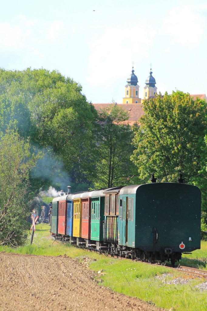Schloss Stainz das von dieser Stelle aus leider nicht mehr in vollem Glanz zu Fotografieren ist empfngt den in den Bahnhof Stainz einfahrenden  Flascherlzug  am 3.05.2013