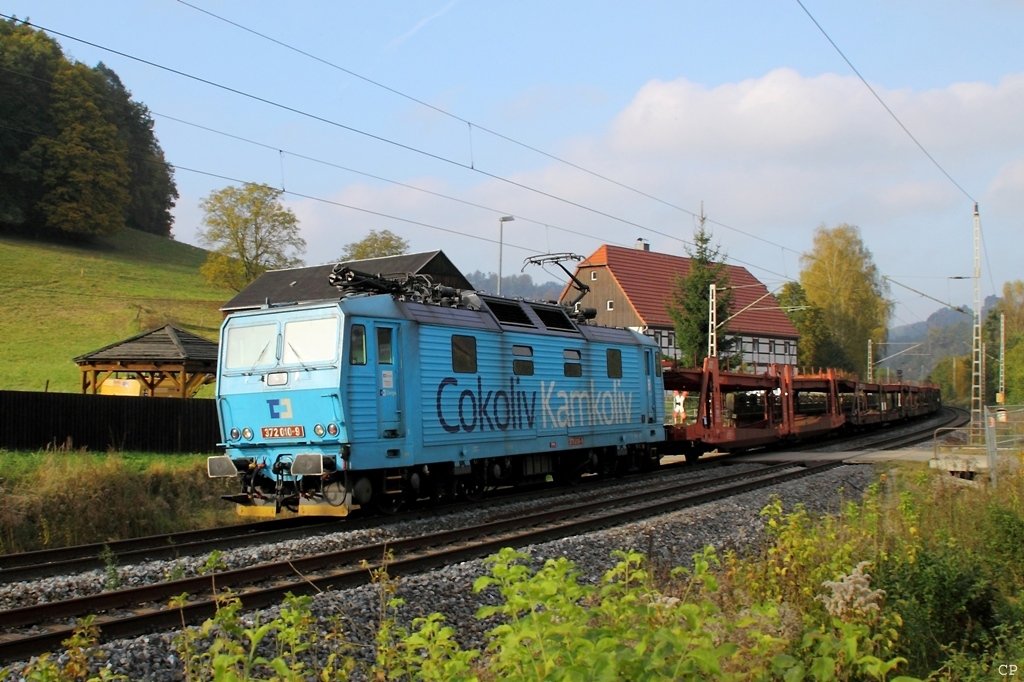  Schlumpfine  (372 010-9) bringt am 24.10.2009 einem leeren Autotransportzug nach Tschechien.