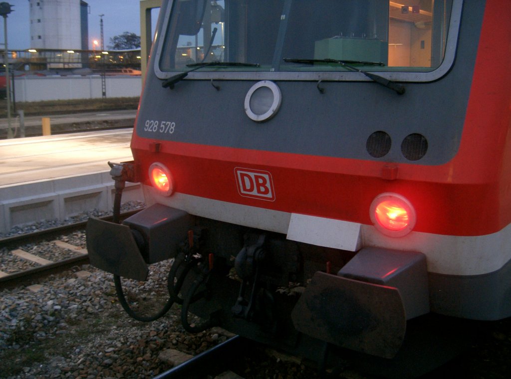 Schlubeleuchtung von RB 27123 Abfahrt um 16:37 Uhr von Gleis 5 aus dem Mhldorfer Bahnhof