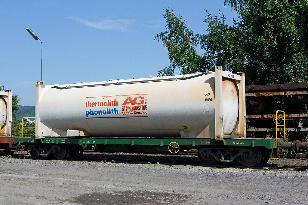 Schmalspur-Containerwagen (1000 mm)der Brohltal Eisenbahn (BE) Nr. 605 (S4kk), ex. FEVE 0.033, am 18.08.2011 in Brohl-Ltzing auf der Gleisanlage.